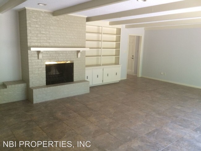 Building Photo - 230 Country Club Rd