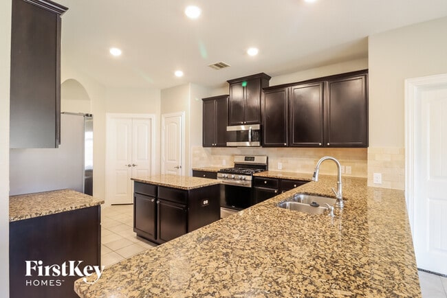 Building Photo - 4313 Lakeview Dr