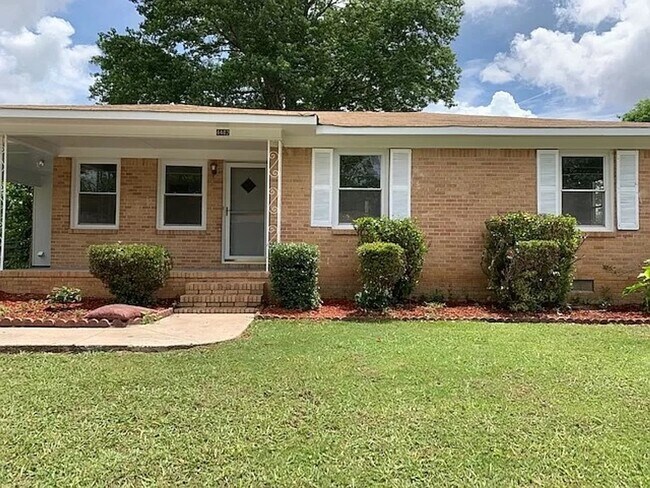 Foto del edificio - Cute & Cozy 3BR / 1.5BA • Hardwood Floors • Big Fenced Yard • Lawncare Included!