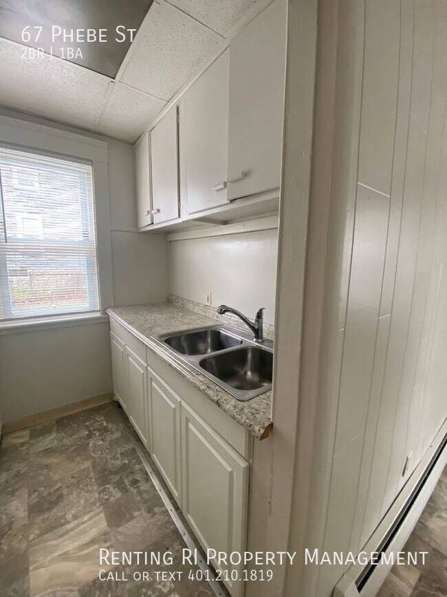 Building Photo - Spacious First Floor Apartment with 2 Bedr...