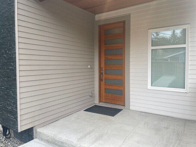 Foto del edificio - 1 FREE Month Offer! Modern 5 Bedroom Home ...