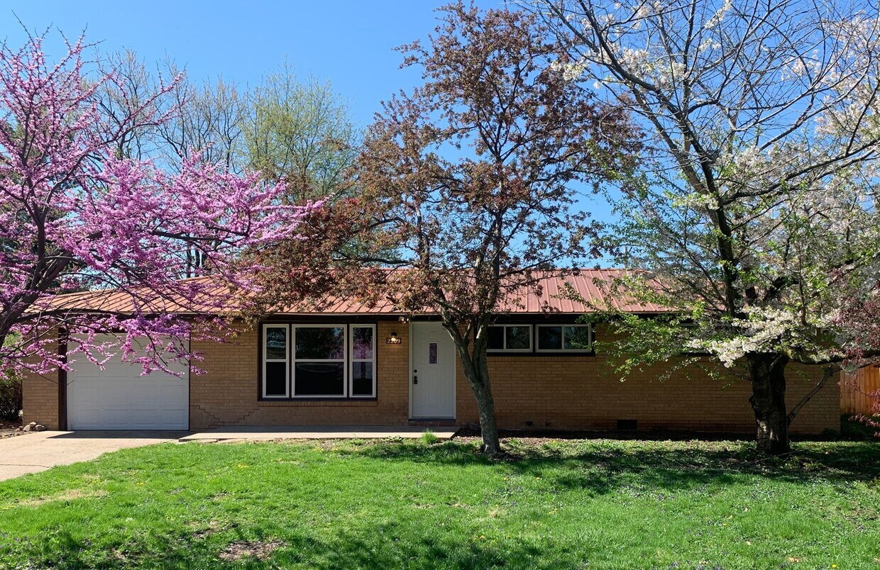 Primary Photo - Recently updated 3 bed/1 bath home availab...