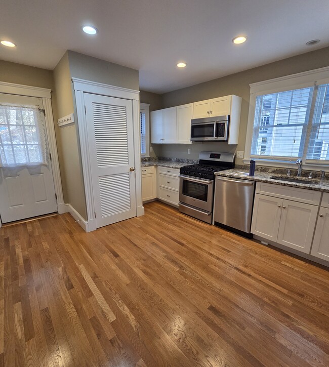 Building Photo - 37 Pine St