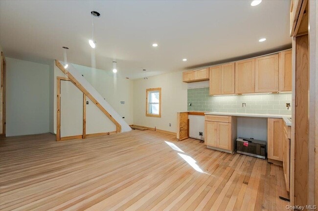 Building Photo - 132 A Raymond St