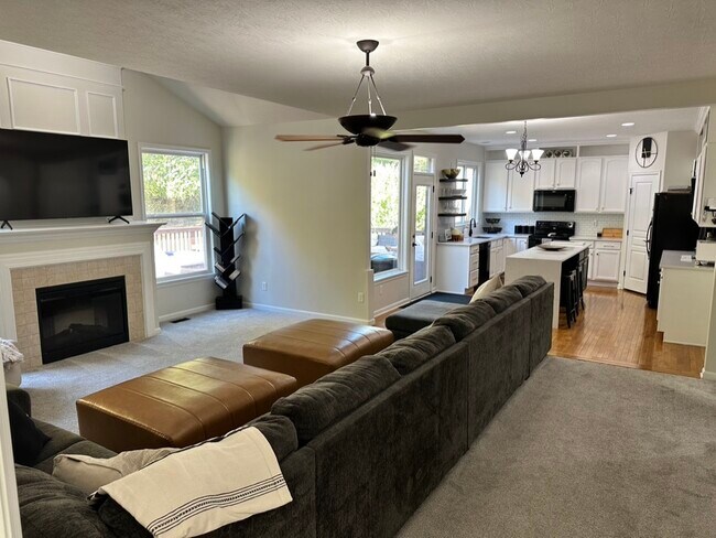 Living Room - 218 Grant Park Dr