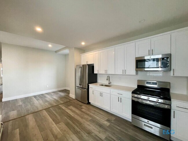 Foto del edificio - Gut Renovated 6 BRs + Finished basement, 2...