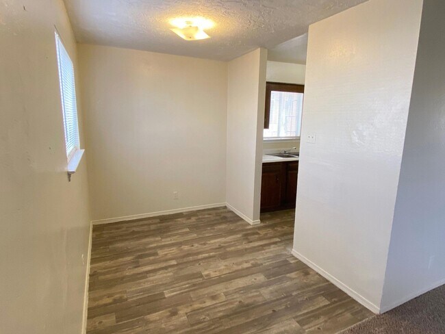 Building Photo - 313 Columbia Dr SE