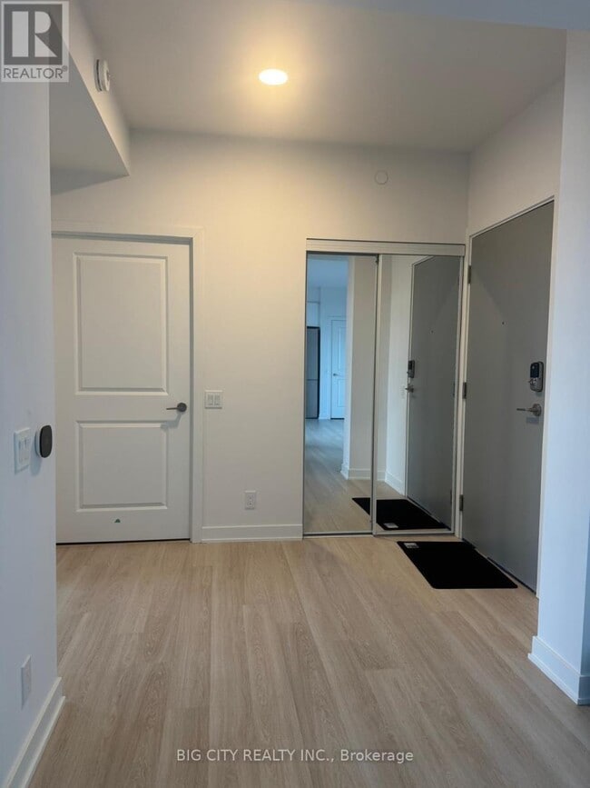 Photo du bâtiment - 30 Upper Mall Wy