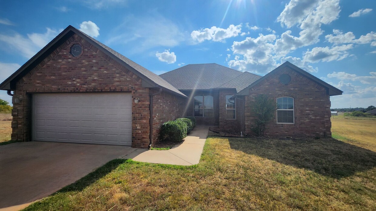 Foto principal - Country Home in Fletcher, OK $500.00 off t...