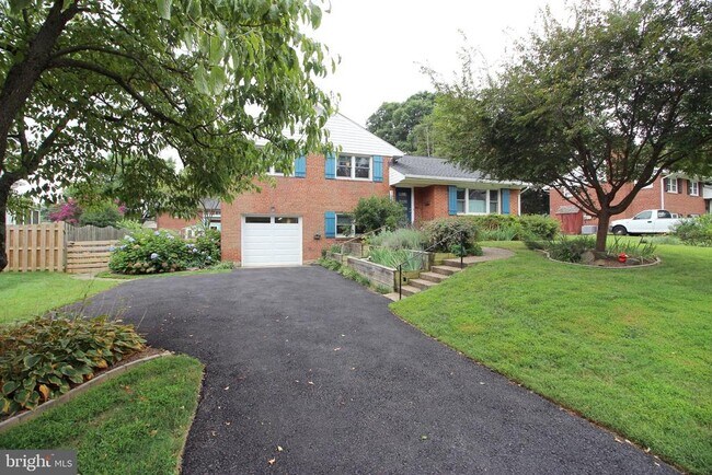 Foto del edificio - 1421 Mayflower Dr