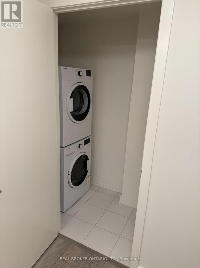 Photo du bâtiment - 110 Broadway Ave