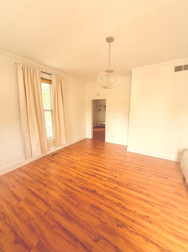 Living - 526 E 9th St