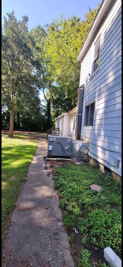 Building Photo - Beautiful Large Two-Story 3 Bedroom 2.5 Ba...