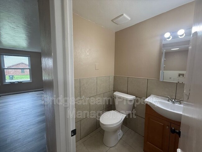 Building Photo - 156 Forest St