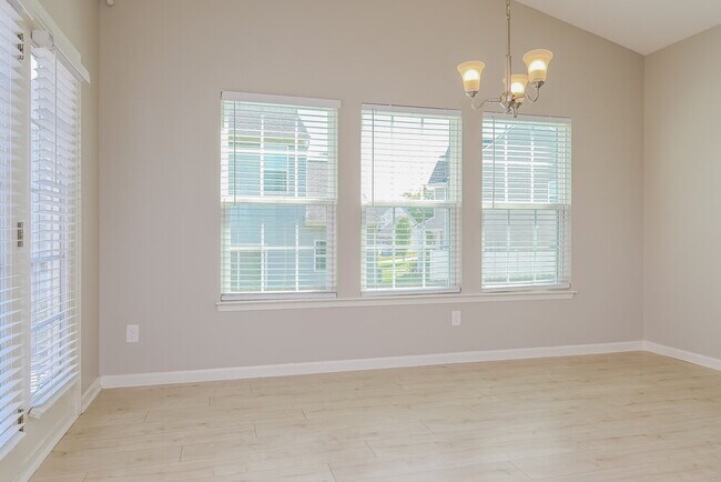 Foto del edificio - 2212 Ambergate Dr