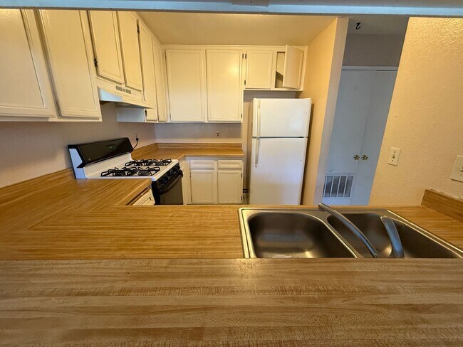 Building Photo - 2 bed/ 1.5 bath