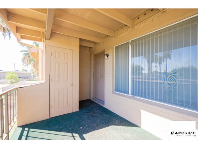 Building Photo - Inviting 3/2 Phoenix Condo - Premium Upper...