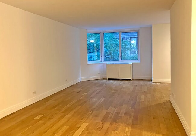 Building Photo - 280 W 81st St