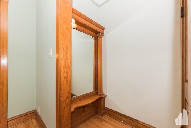 Foto del edificio - 3710 N Damen Ave