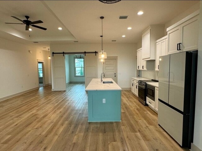 Building Photo - 4640 Delwood Park Blvd