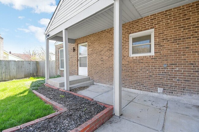 Building Photo - 1871 Willow Run Rd