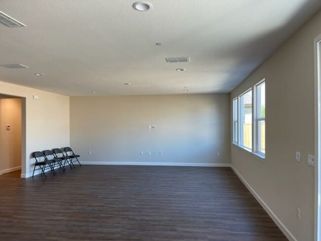 Building Photo - 3 Bedroom 2 Bathroom