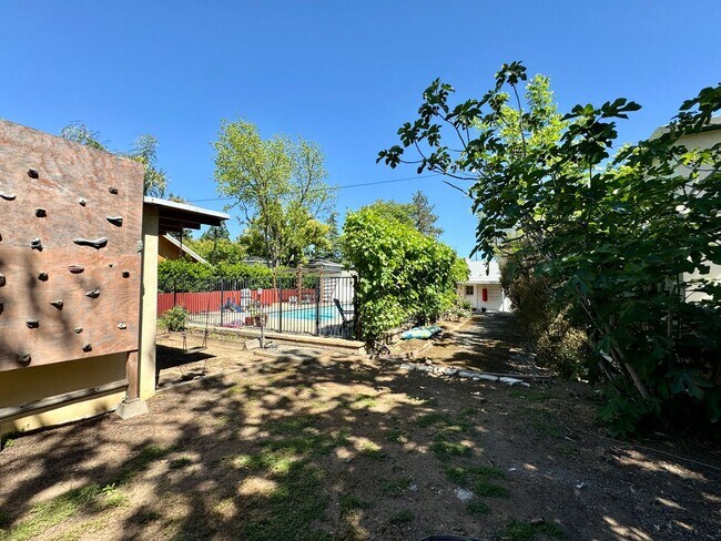 Building Photo - Charming Property Available in July!