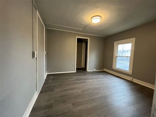 Building Photo - 139 Oak St