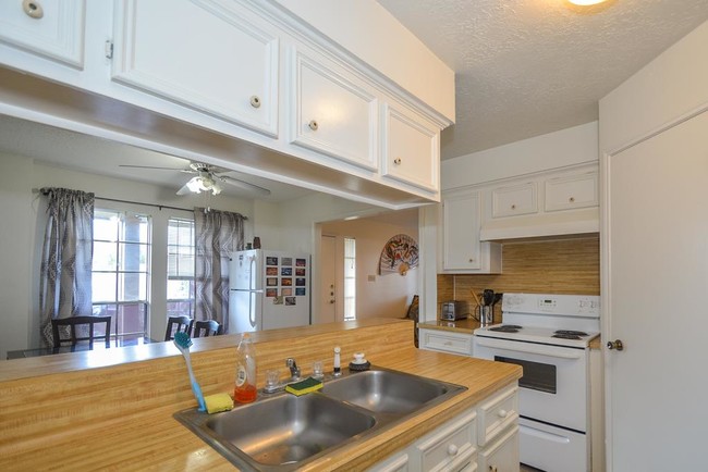 Foto del edificio - 11503 Meadow Lake Dr