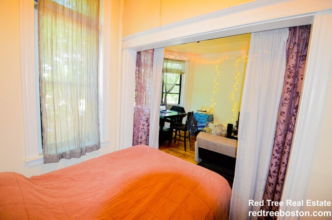 Building Photo - 376 Riverway