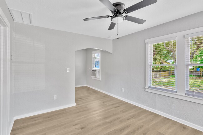 Foto del edificio - 1485 Hamlet Ave