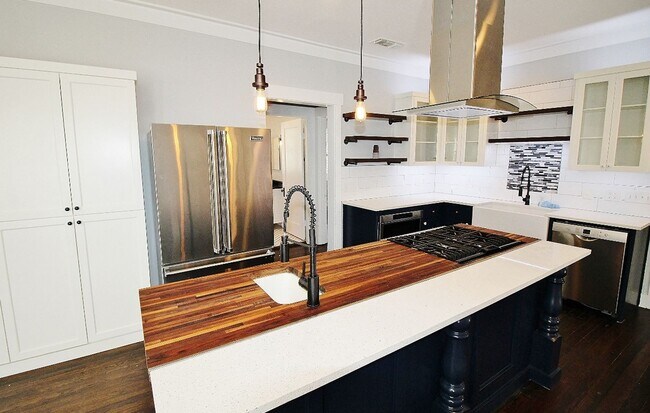 Foto del edificio - Updated and Absolutely Charming 3/2 Crafts...