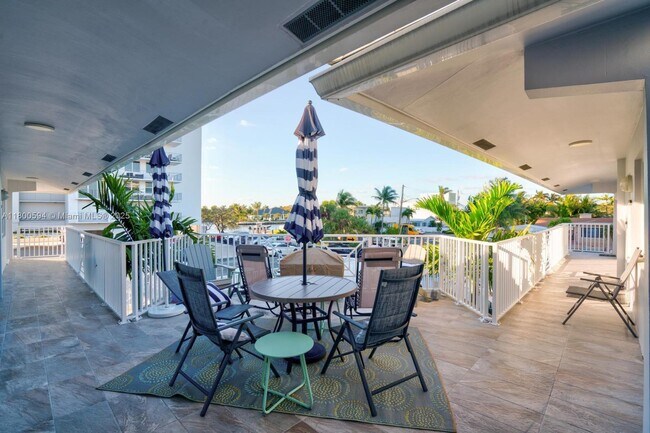 Foto del edificio - 1650 N Riverside Dr