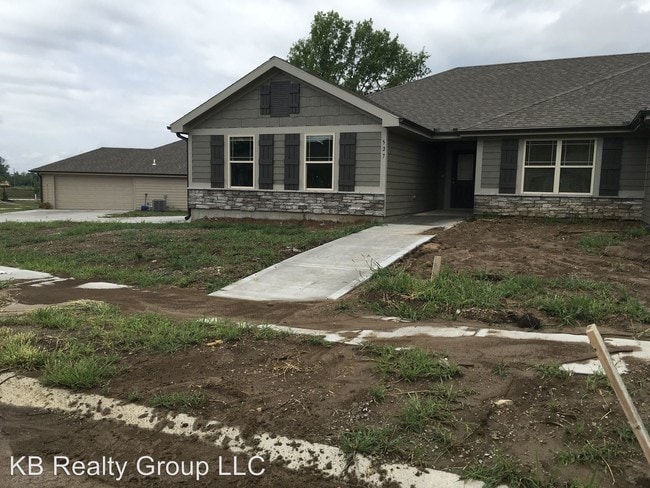 Building Photo - 2 br, 2 bath House - 527 SE Maple Dr