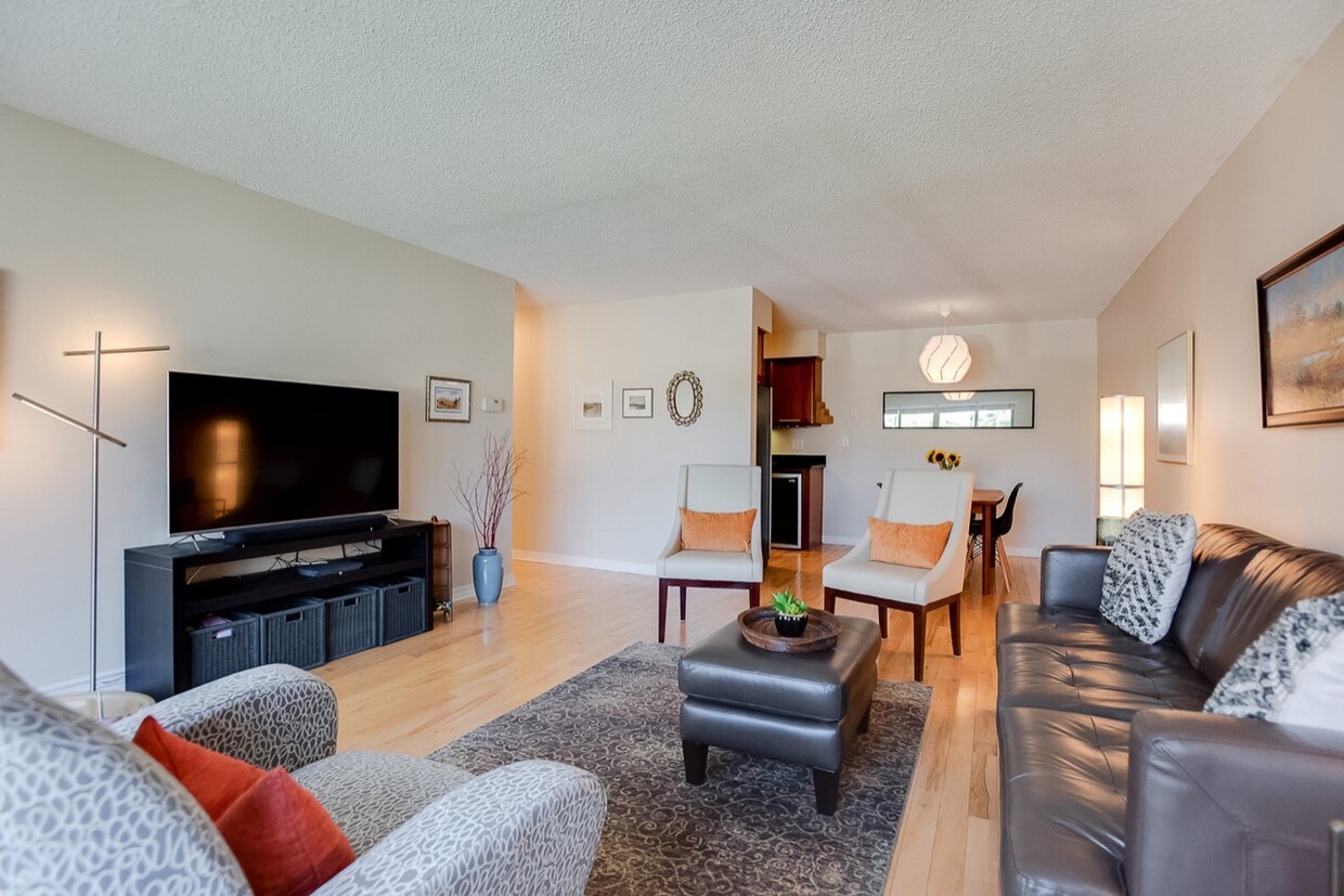 Primary Photo - 2727 W 43rd St