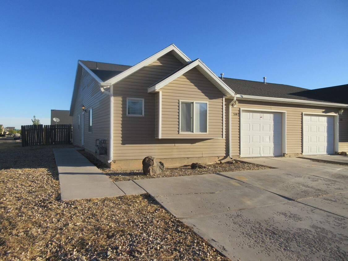 Primary Photo - 3 Bedroom 2 Bath Twin Home in Cedar Willows