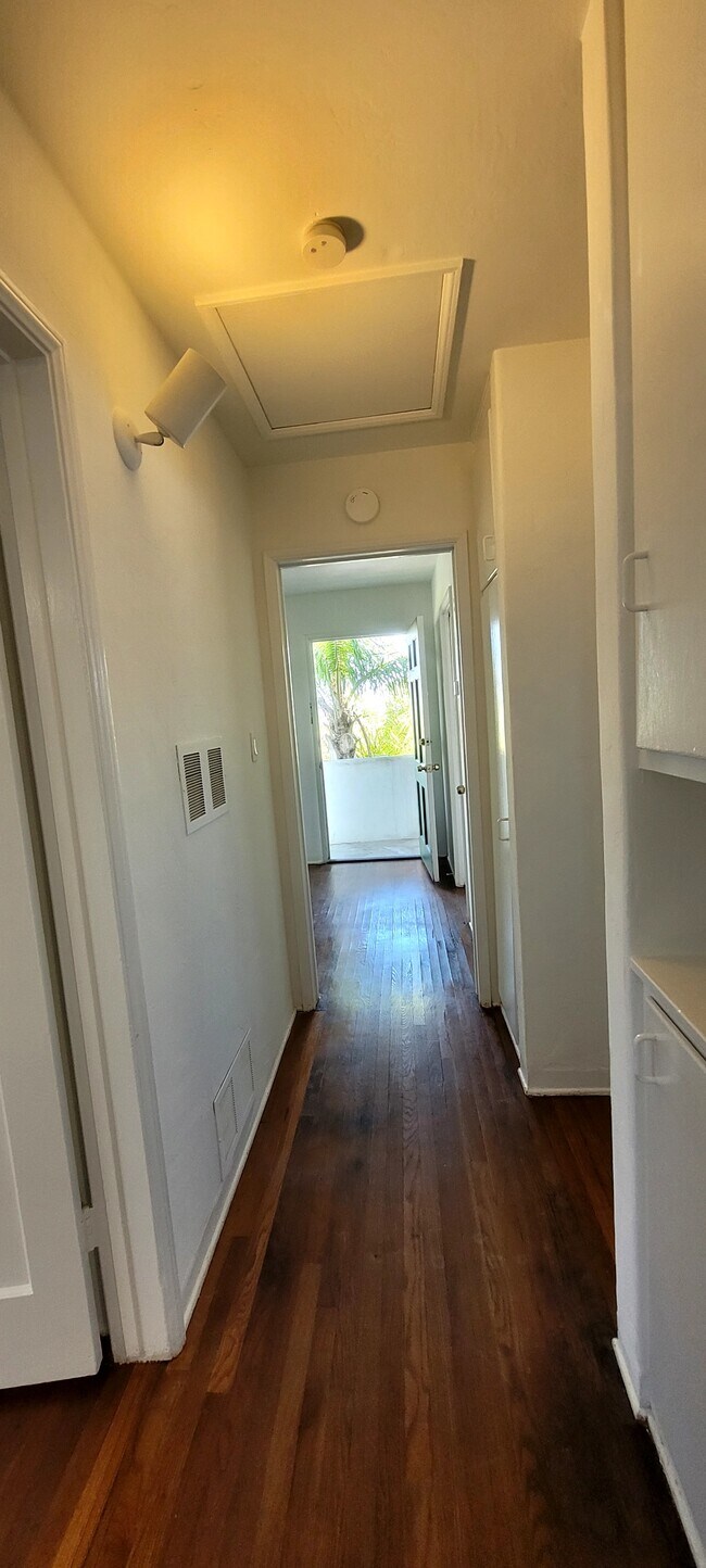 Building Photo - 4313 Mentone St