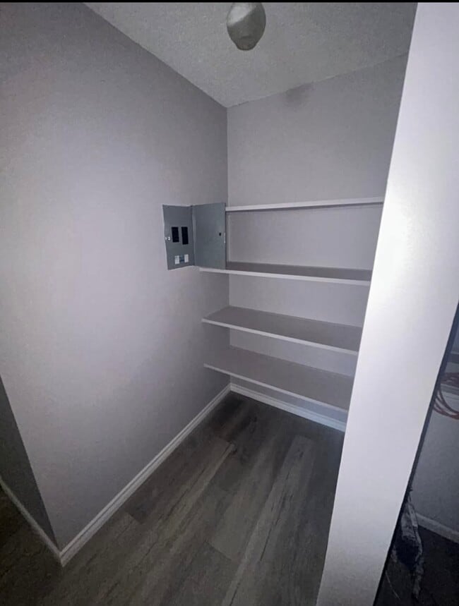 Building Photo - Unit For Rent