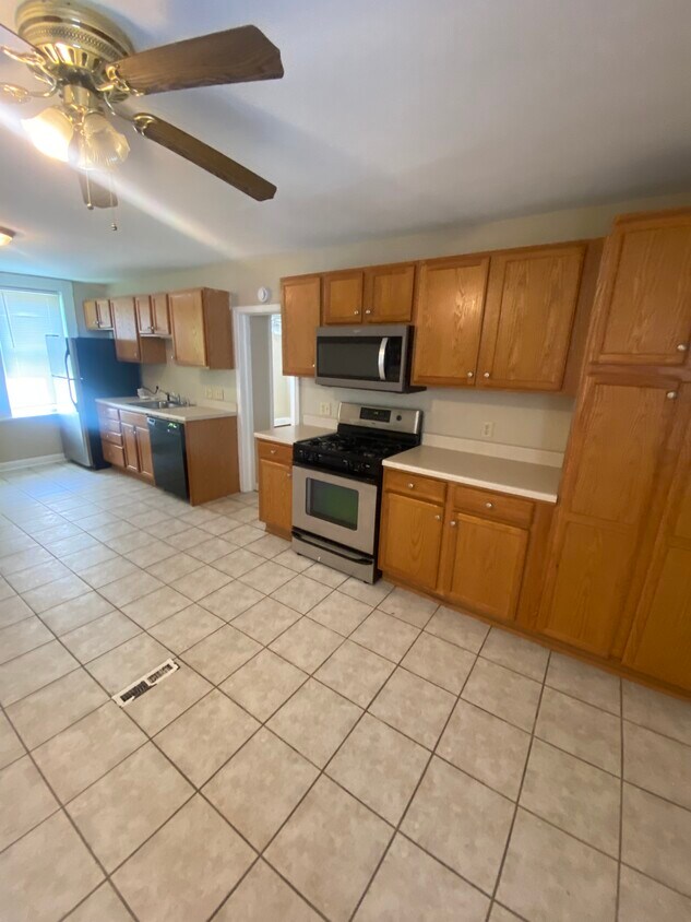 Kitchen - 1720 N Astor St
