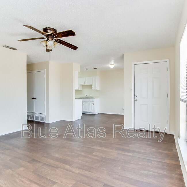 Foto del edificio - 8133 Foxfire Ln