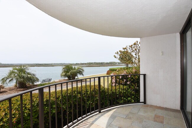 Foto del edificio - 322 Causeway Dr