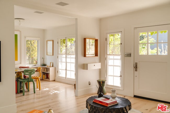 Building Photo - 1097 W Kensington Rd