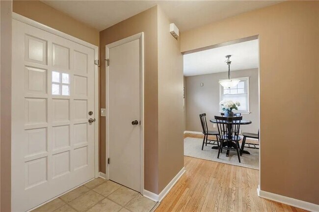 Building Photo - 35 Oakbend Ln