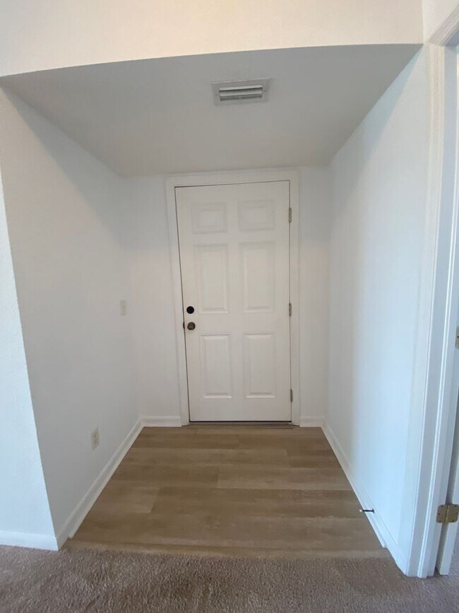 Foto del edificio - 2140 Heron Lake Dr