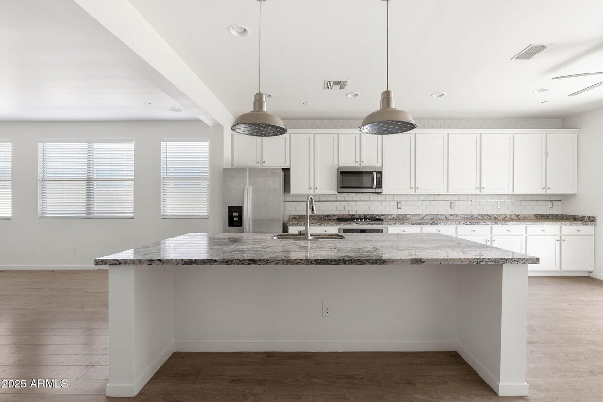 Foto principal - 21451 W Palm Ln