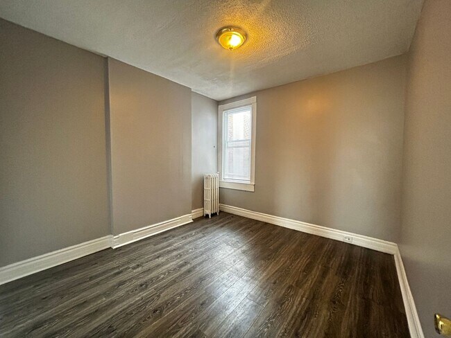 Foto del edificio - Charming Druid Hill Townhouse Available Now