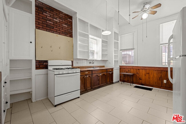 Building Photo - 1223 W 23rd St