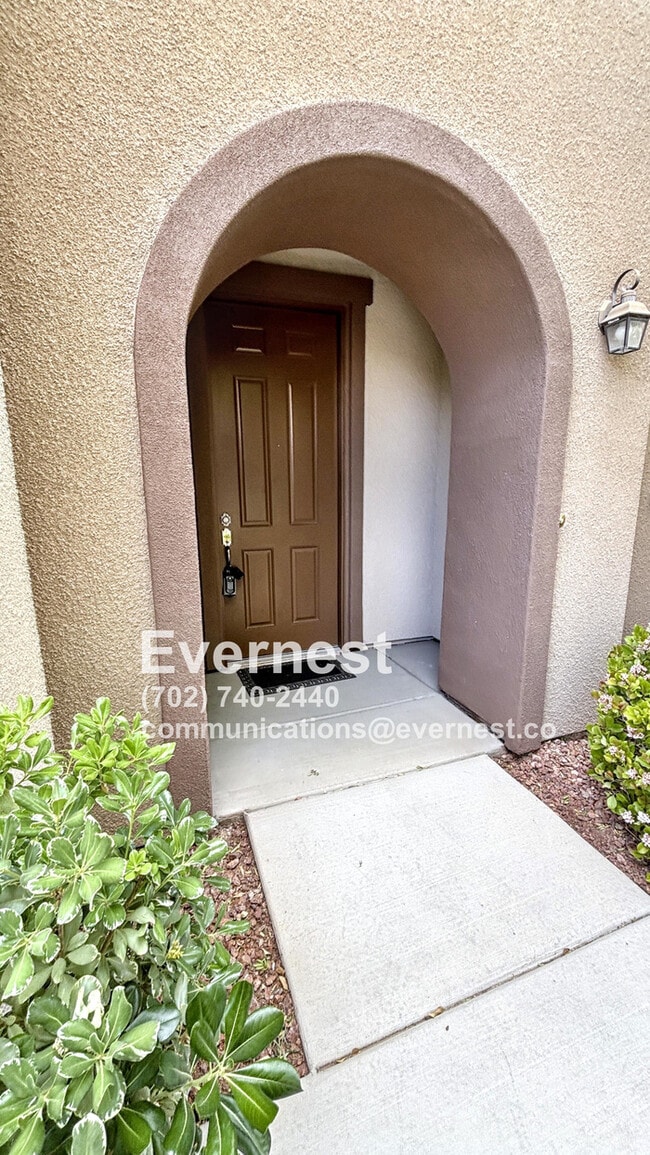 Building Photo - 2-Primary Bedroom Townhome Near Downtown S...