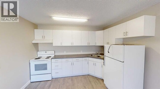Building Photo - 9932-9105 105 Ave
