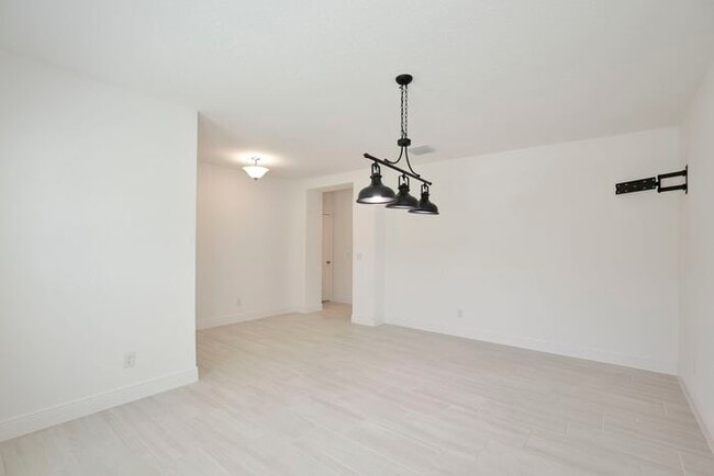 Foto del edificio - Stylish and Spacious 3/2.5 Home with No Re...